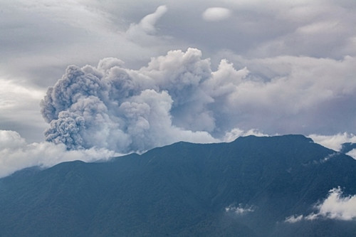 Indonesia: Núi lửa phun trào, 11 người leo núi thiệt mạng