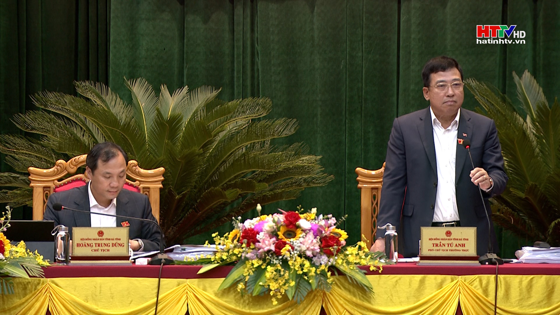 Đại biểu HĐND tỉnh thảo luận tại hội trường về tình hình KT-XH