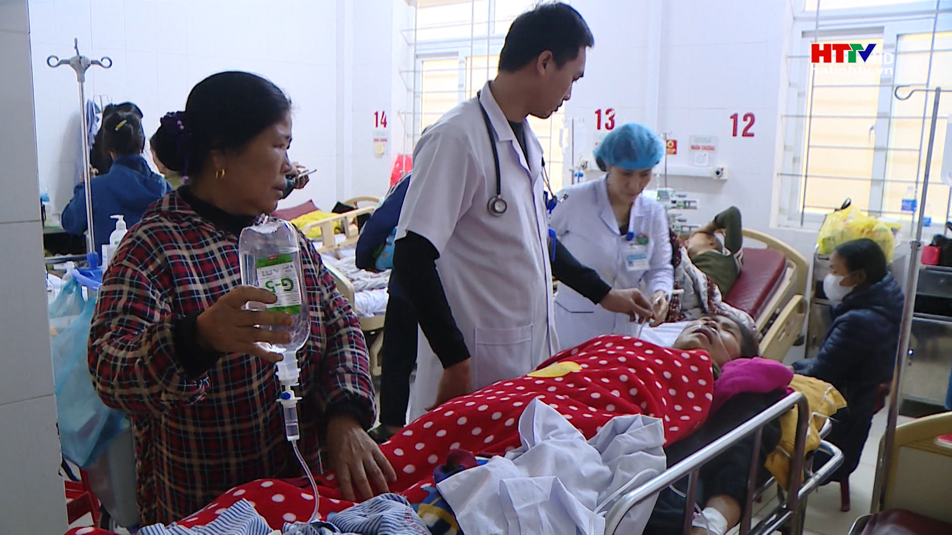 Đốt than để sưởi ấm, 3 người trong gia đình bị ngạt khí