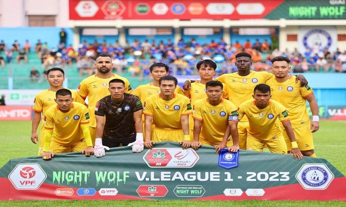 CLB Khánh Hòa nợ phí lót tay hàng chục tỷ đồng, các cầu thủ đình công