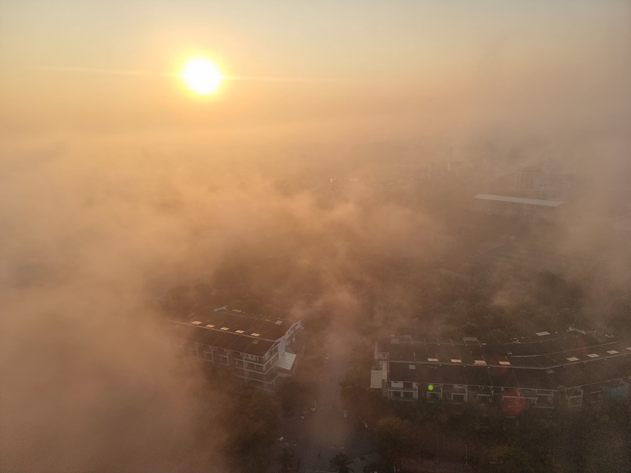 Lý giải nguyên nhân Hà Nội xuất hiện sương mù dày đặc như Sapa