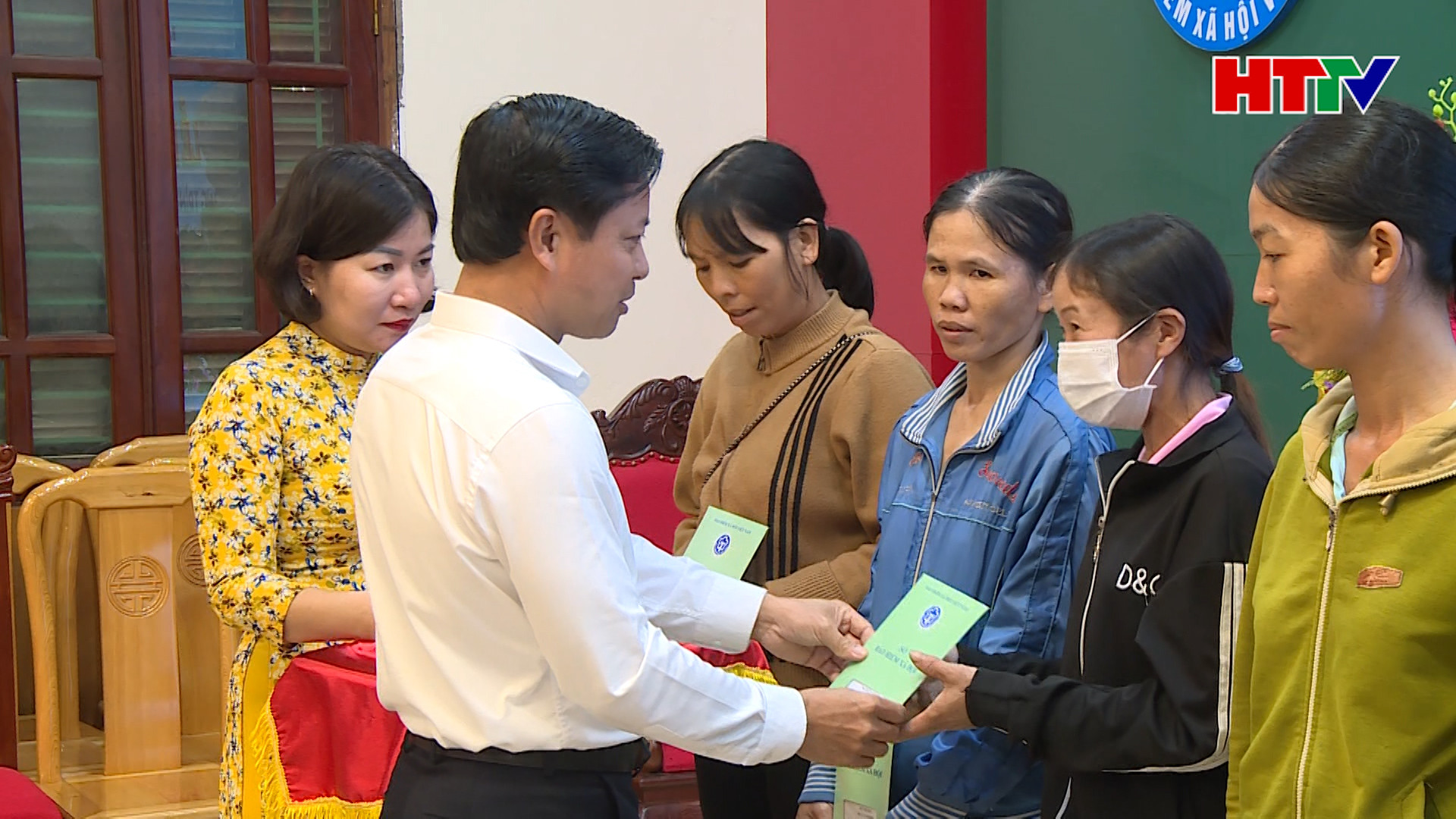 Nhiều đơn vị đăng ký hỗ trợ kinh phí tặng sổ BHXH cho người nghèo