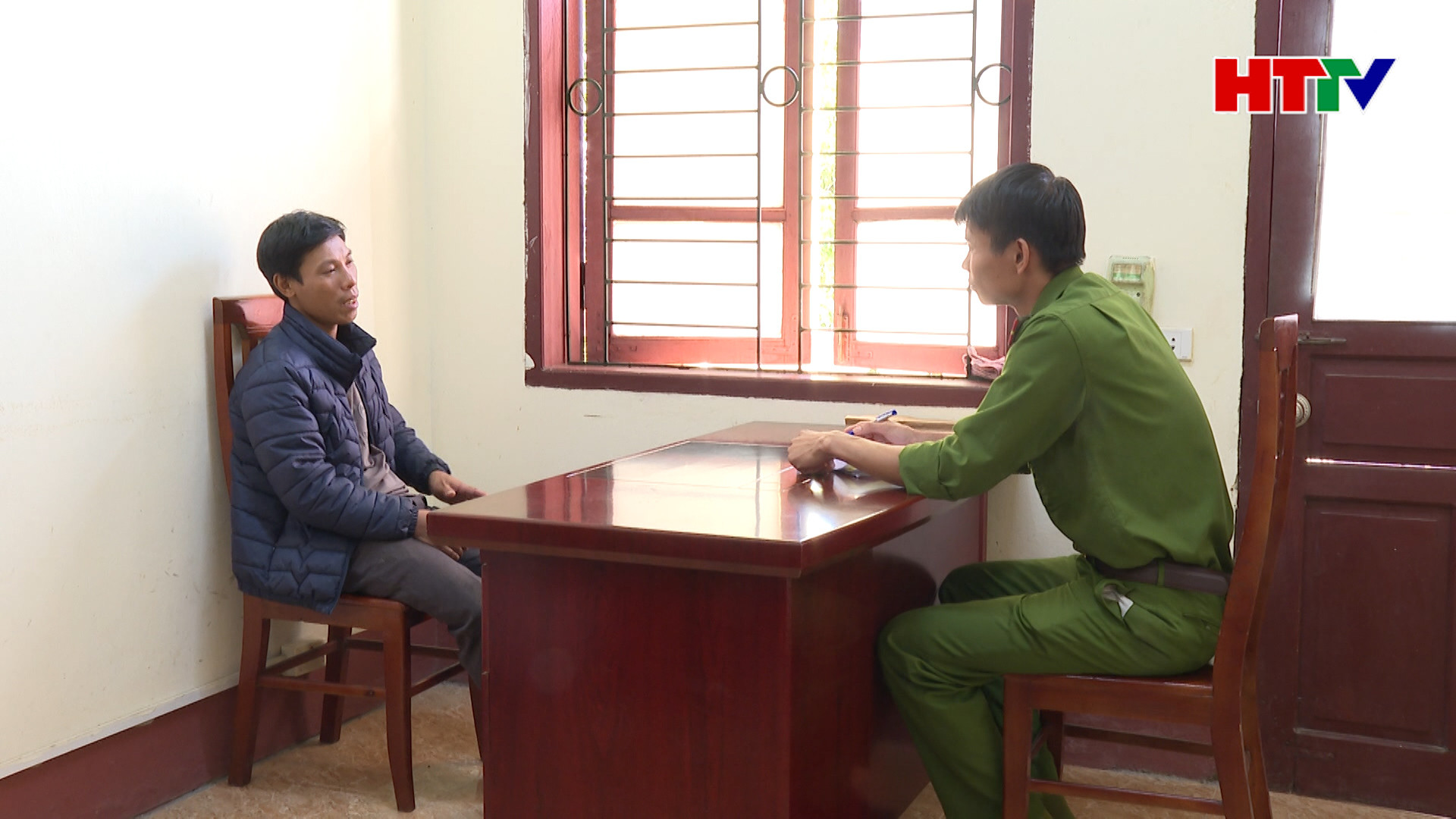 Khởi tố phụ huynh mang dao vào trường học gây rối