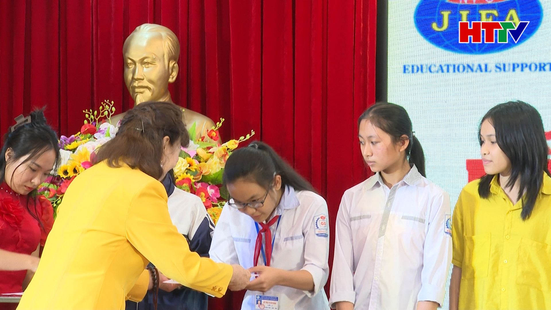 Hiệp hội JIFA trao gần 100 suất học bổng cho học sinh có hoàn cảnh khó khăn ở Hà Tĩnh