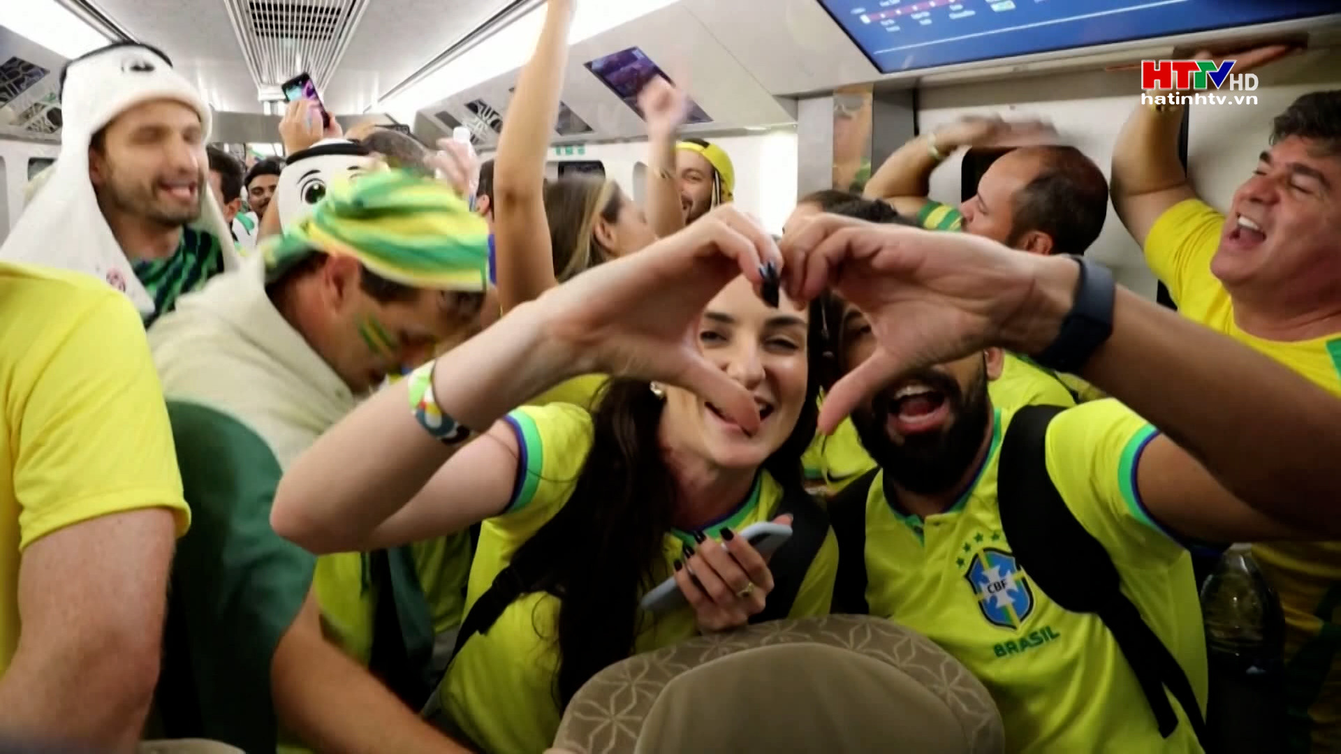Người hâm mộ Brazil “chiếm lĩnh” tàu điện ngầm Doha