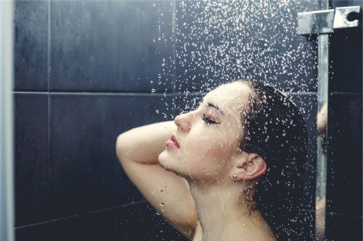 Sức khỏe "kêu cứu" nếu bạn mắc 6 sai lầm này khi tắm vào mùa đông
