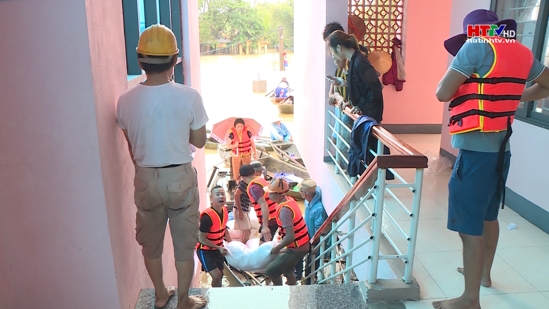 Tinh thần đoàn kết, tương trợ trong mưa lũ