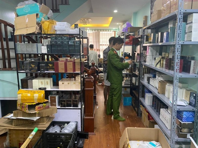 Hà Nội: Phát hiện hơn 1.000 lọ nước hoa không rõ nguồn gốc
