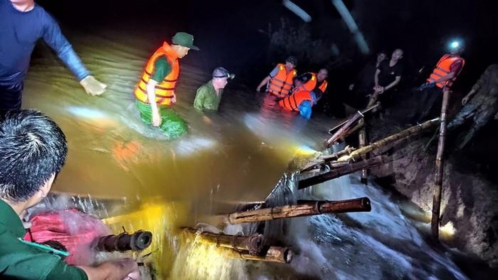 Hàng trăm người dân ở Nghệ An đội mưa vá đê trong đêm
