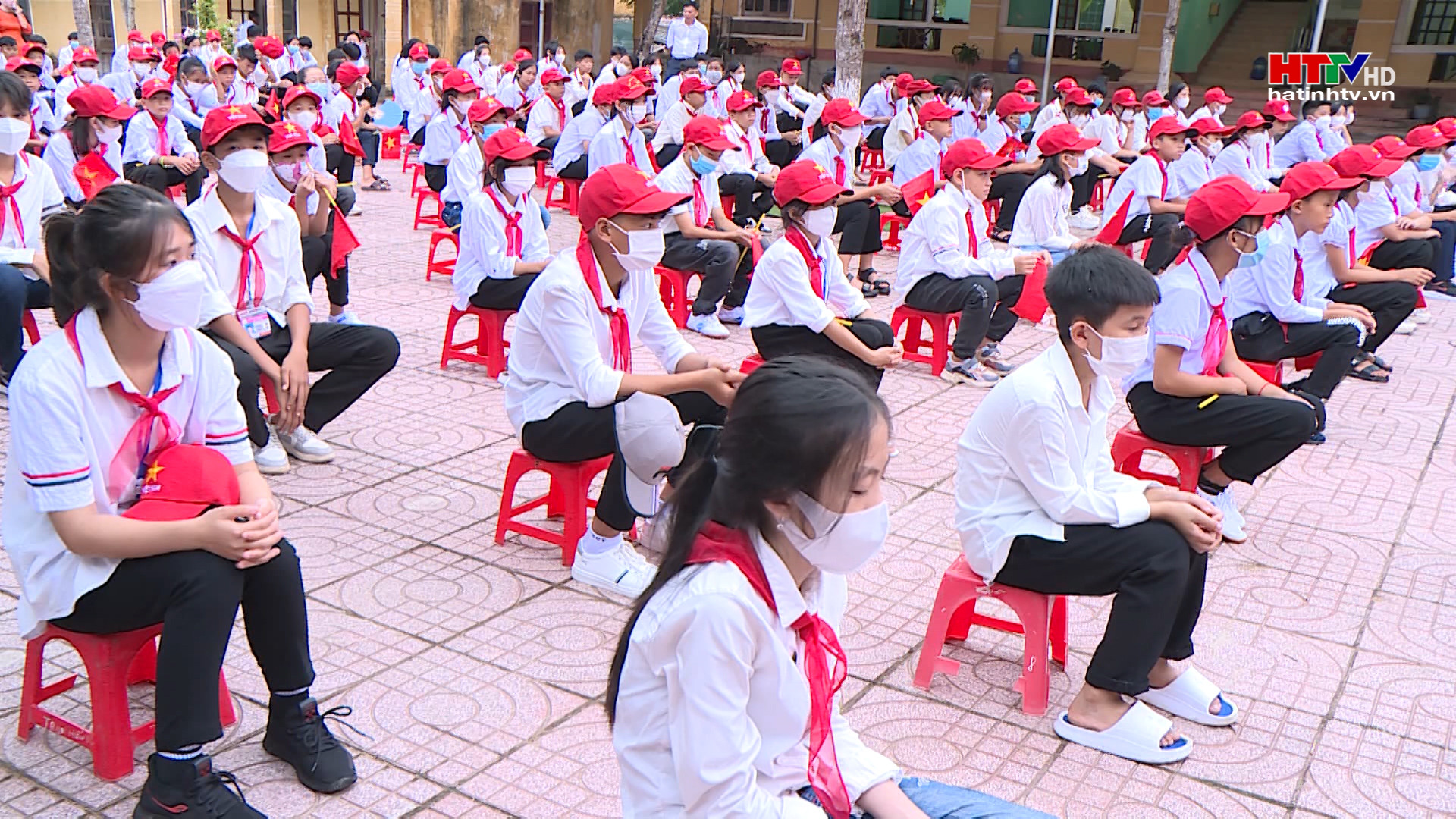 Hơn 350 ngàn giáo viên, học sinh Hà Tĩnh khai giảng năm học mới