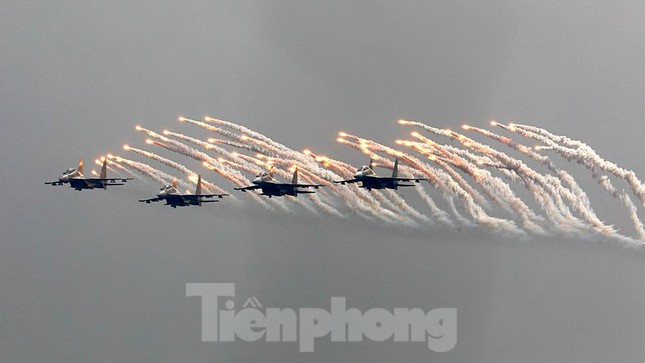 Mãn nhãn trước màn Su-30MK2 thả pháo sáng trên bầu trời Hà Nội