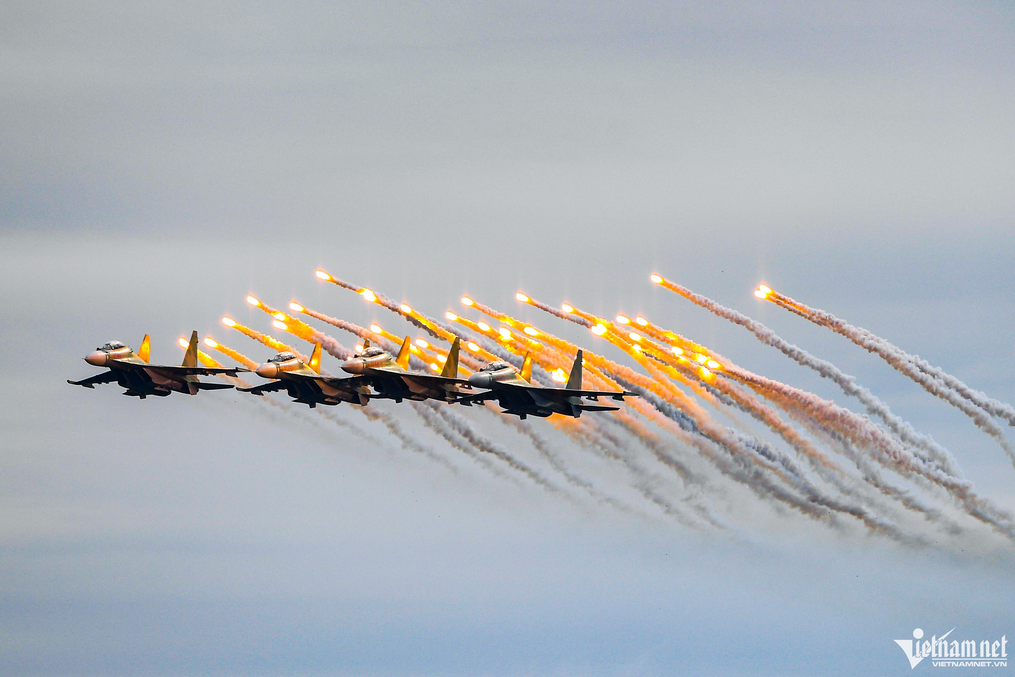 Mãn nhãn trước màn trình diễn của trực thăng và tiêm kích Su-30MK2 trên bầu trời Hà Nội