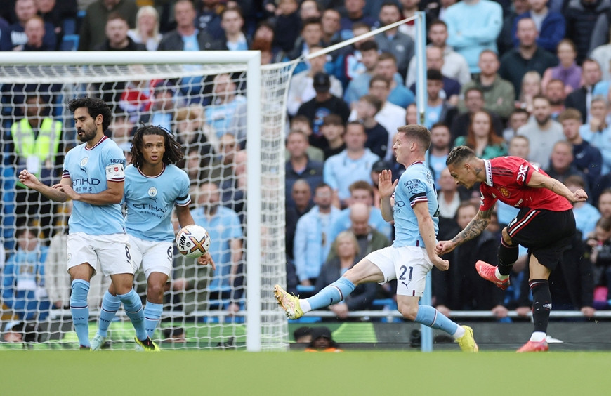 Man City và MU tạo “mưa bàn thắng” tại derby thành Manchester