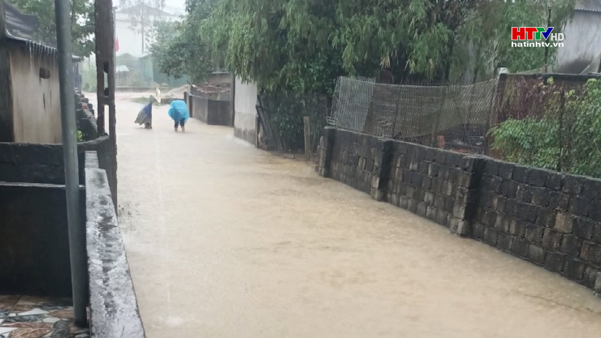Mương thoát nước gây ngập úng nhà dân Hồng Lộc