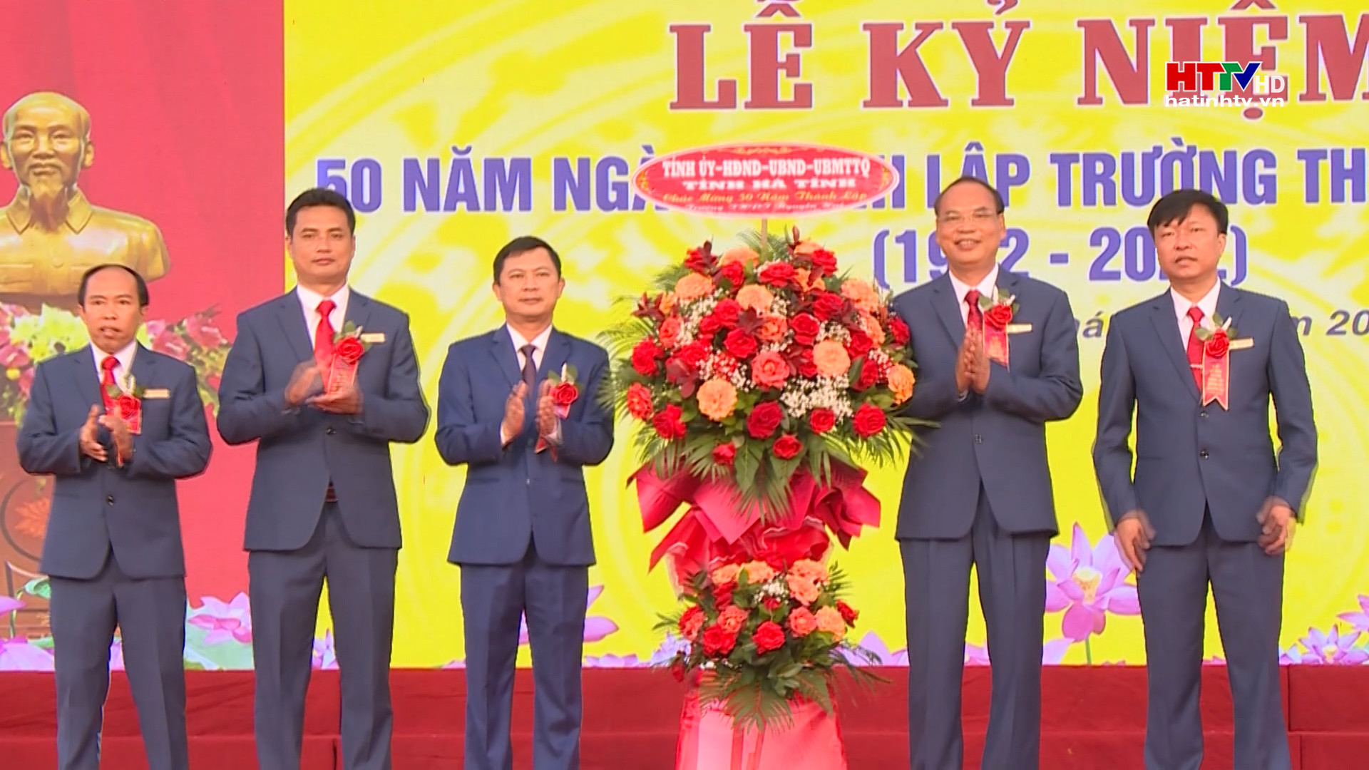 Trường THPT Nguyễn Huệ kỷ niệm 50 năm thành lập