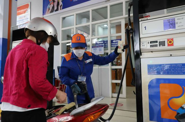Xăng giảm, dầu tăng giá