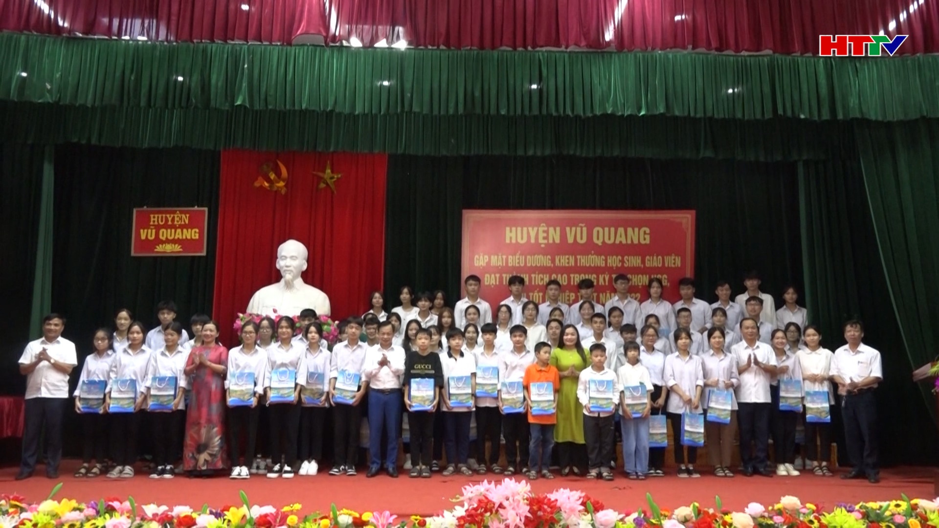 Vũ Quang khen thưởng học sinh, giáo viên có thành tích xuất sắc