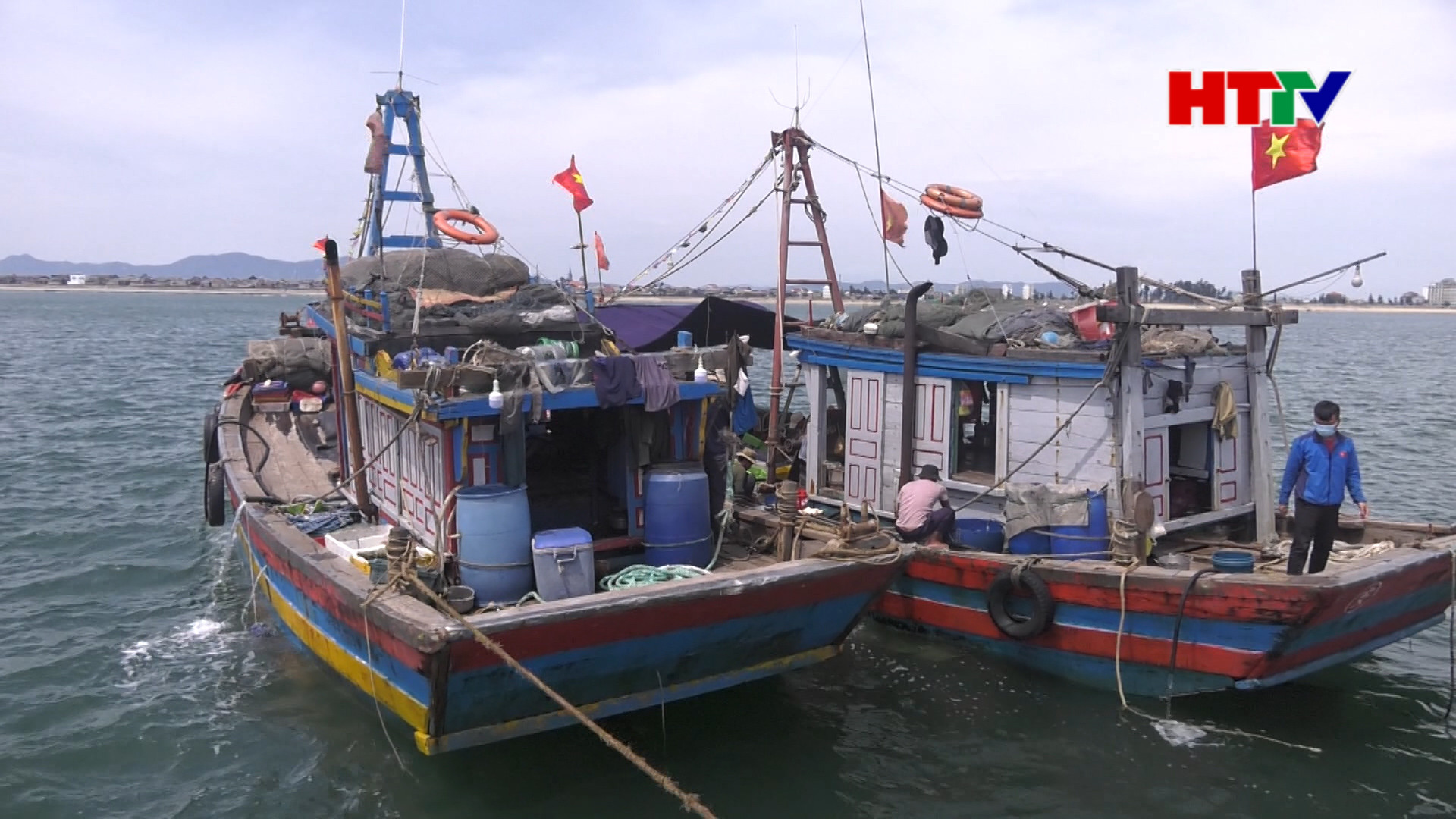 Bắt giữ 4 tàu giã cào khai thác sai vùng biển