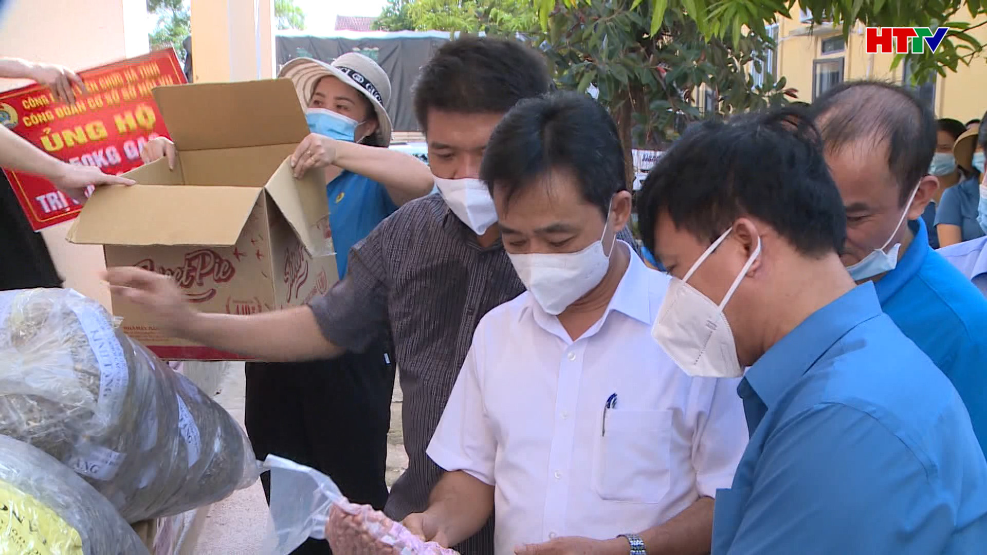 Đoàn viên Công đoàn Hà Tĩnh ủng hộ đồng bào miền Nam hàng hóa và nhu yếu phẩm trị giá 855 triệu đồng