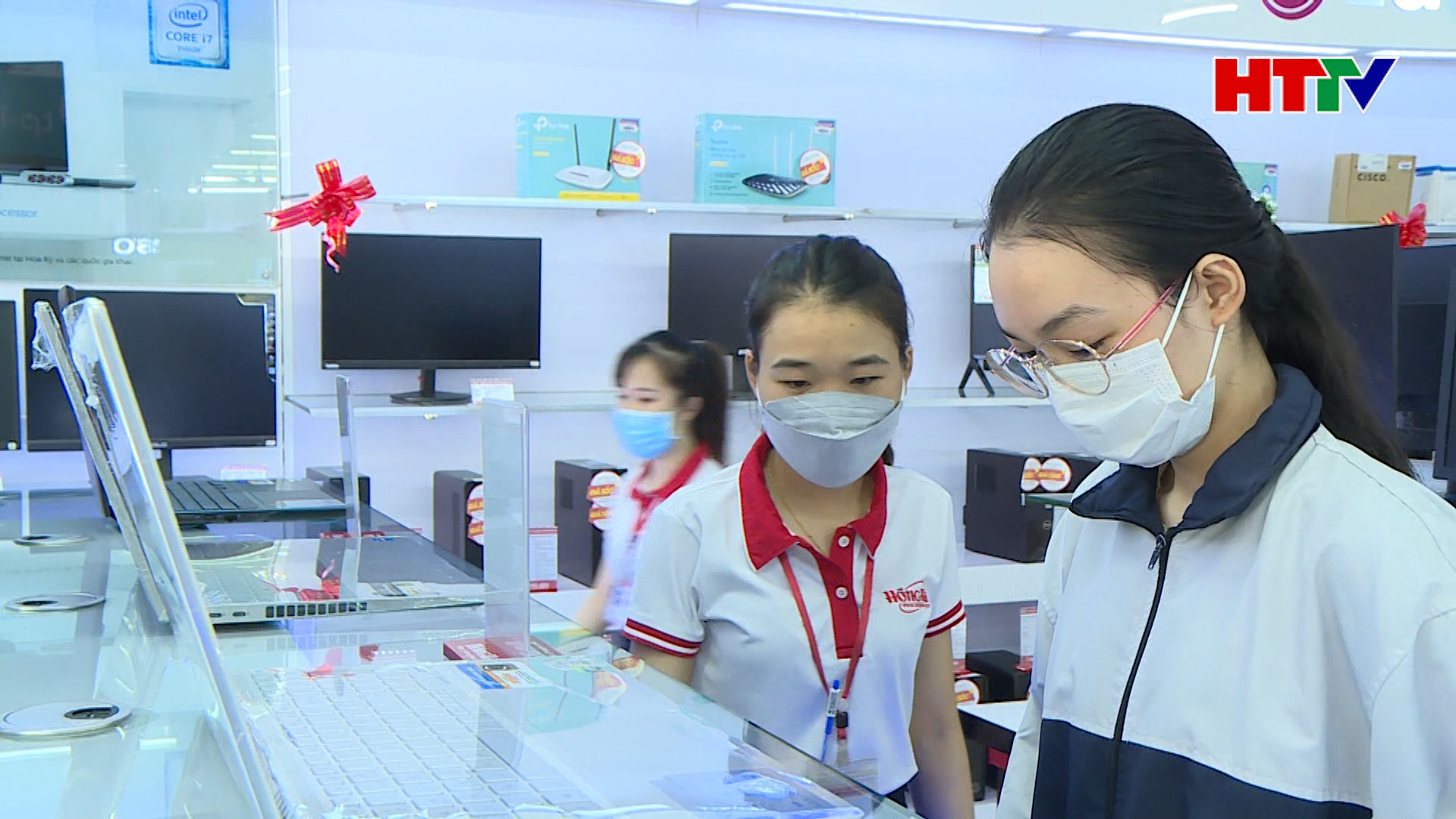 Đầu năm học mới, laptop “cháy hàng”