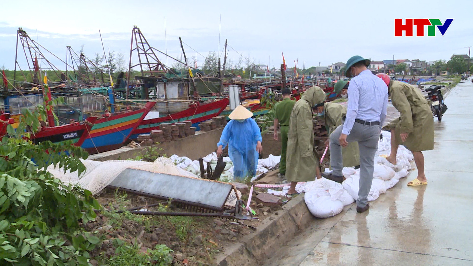 Ngư dân Hà Tĩnh chủ động tránh bão Conson