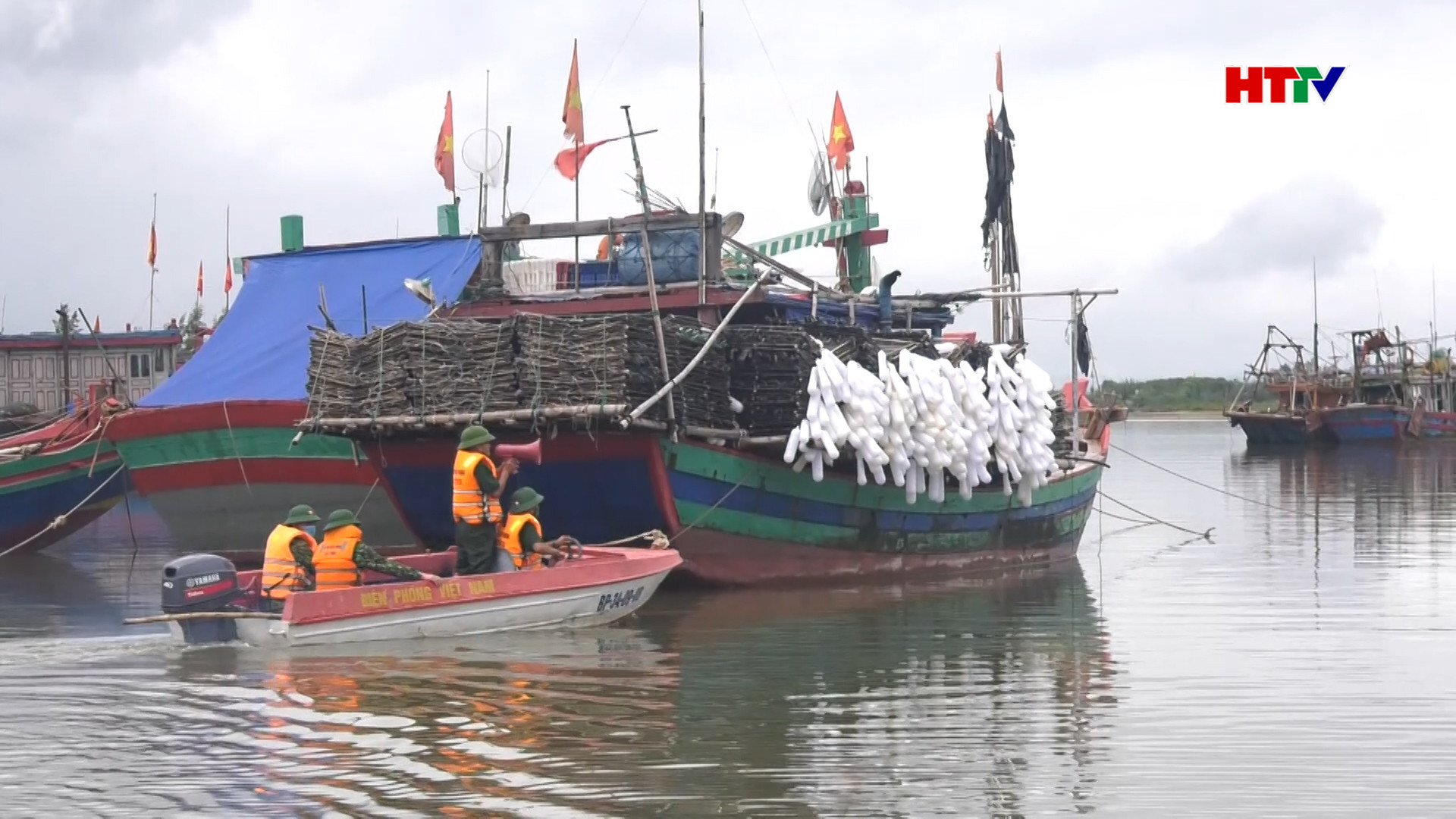 3.695 phương tiện vào nơi tránh trú bão an toàn