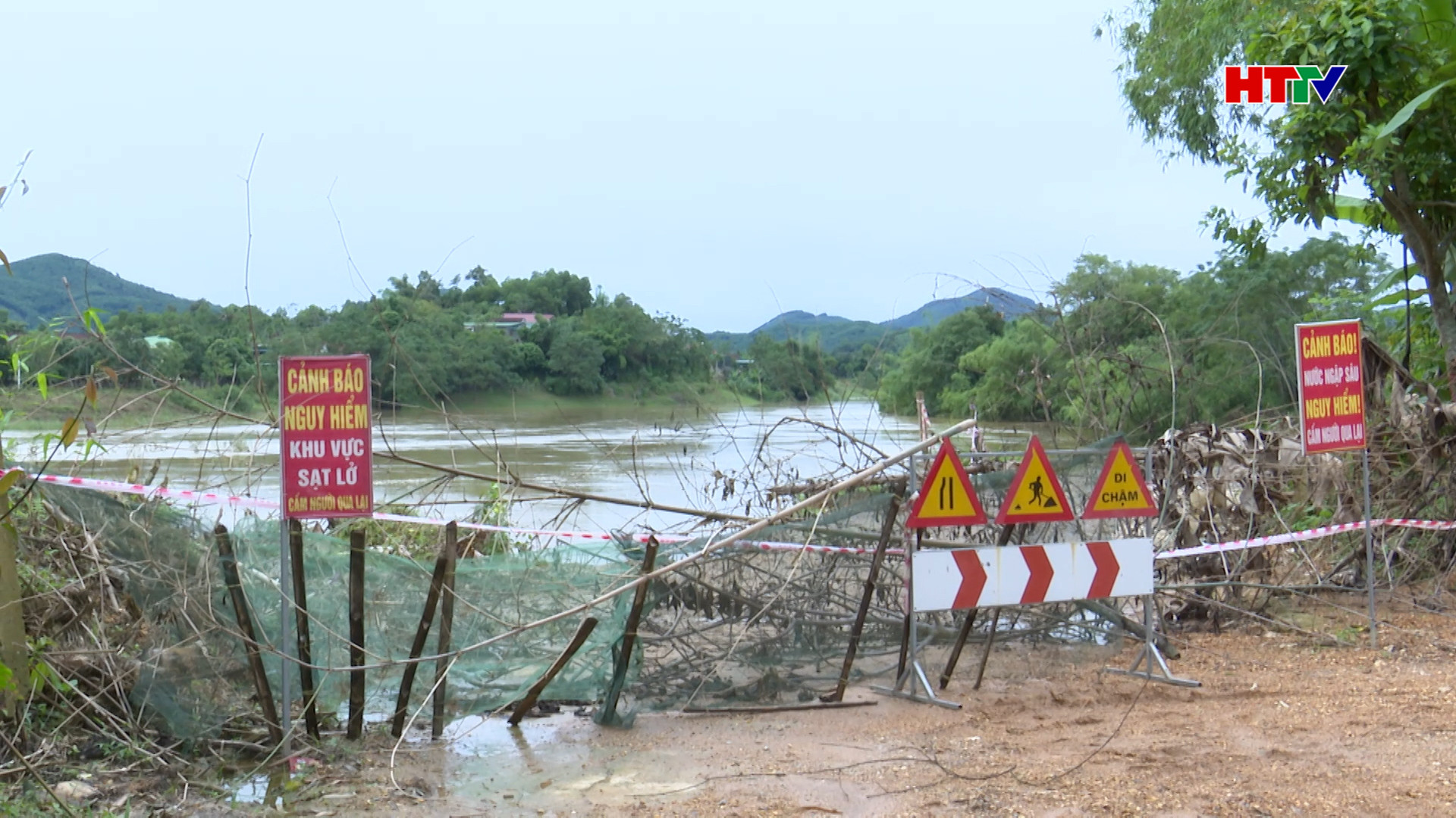 Mưa lớn, sạt lở đất, hệ thống giao thông thôn Vĩnh Yên tê liệt