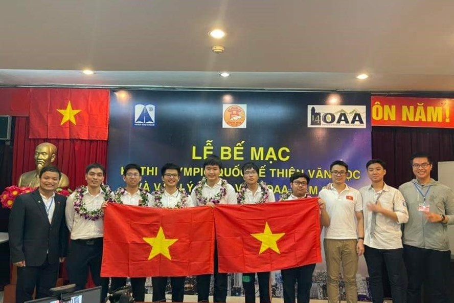 5 học sinh trường THPT chuyên Hà Nội - Amsterdam giành huy chương tại kỳ thi Olympic IOAA