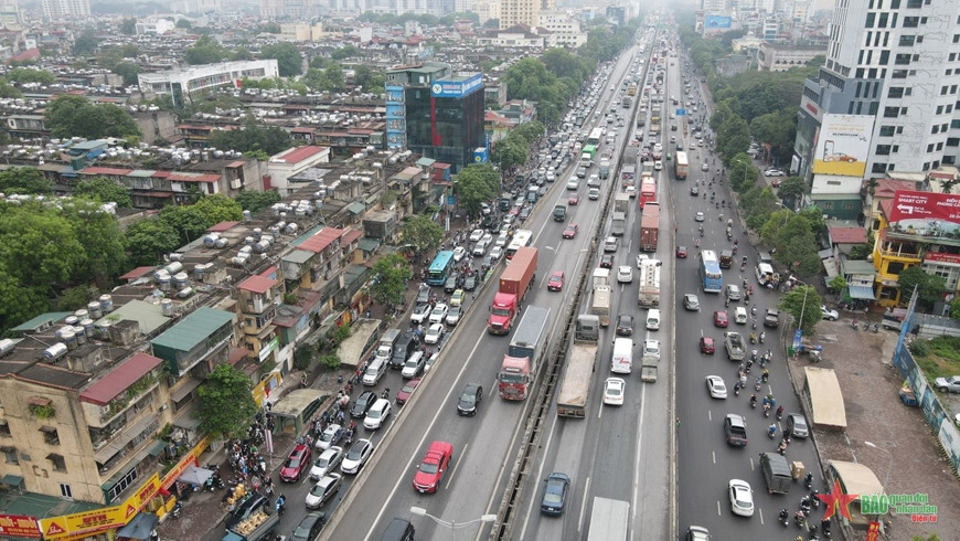 Người dân nghỉ lễ 30-4, cửa ngõ Hà Nội và TP Hồ Chí Minh ùn tắc cục bộ