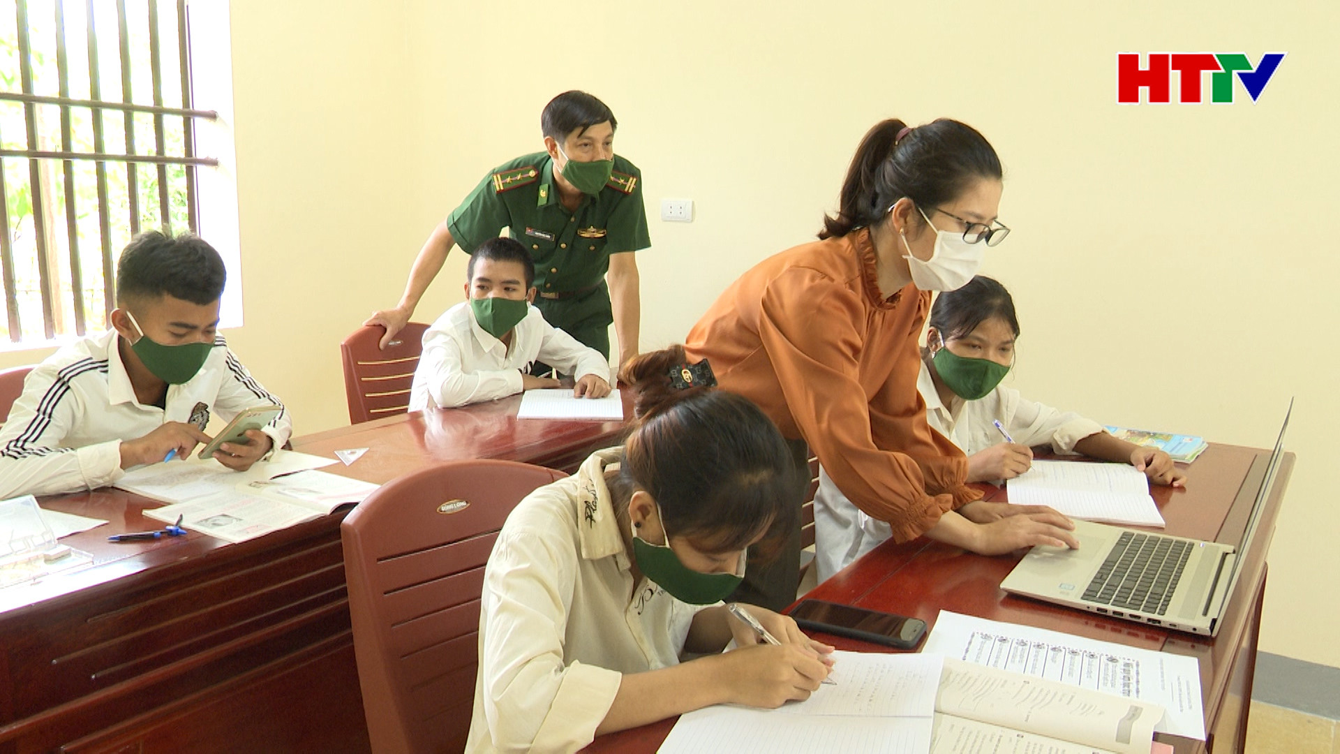 Bộ đội Biên phòng thực hiện "3 cùng" cùng con nuôi