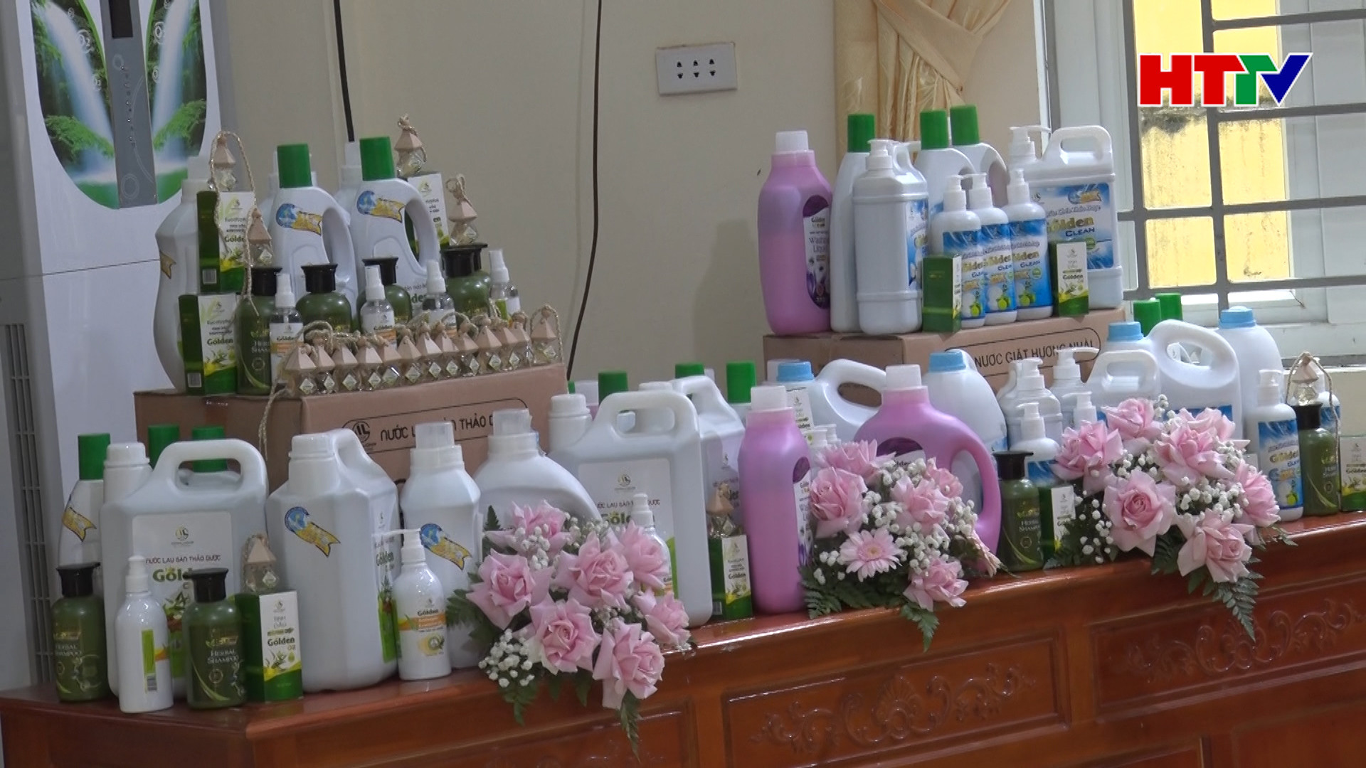 Nông dân Hương Khê có thêm thu nhập từ Hoa Bưởi rụng