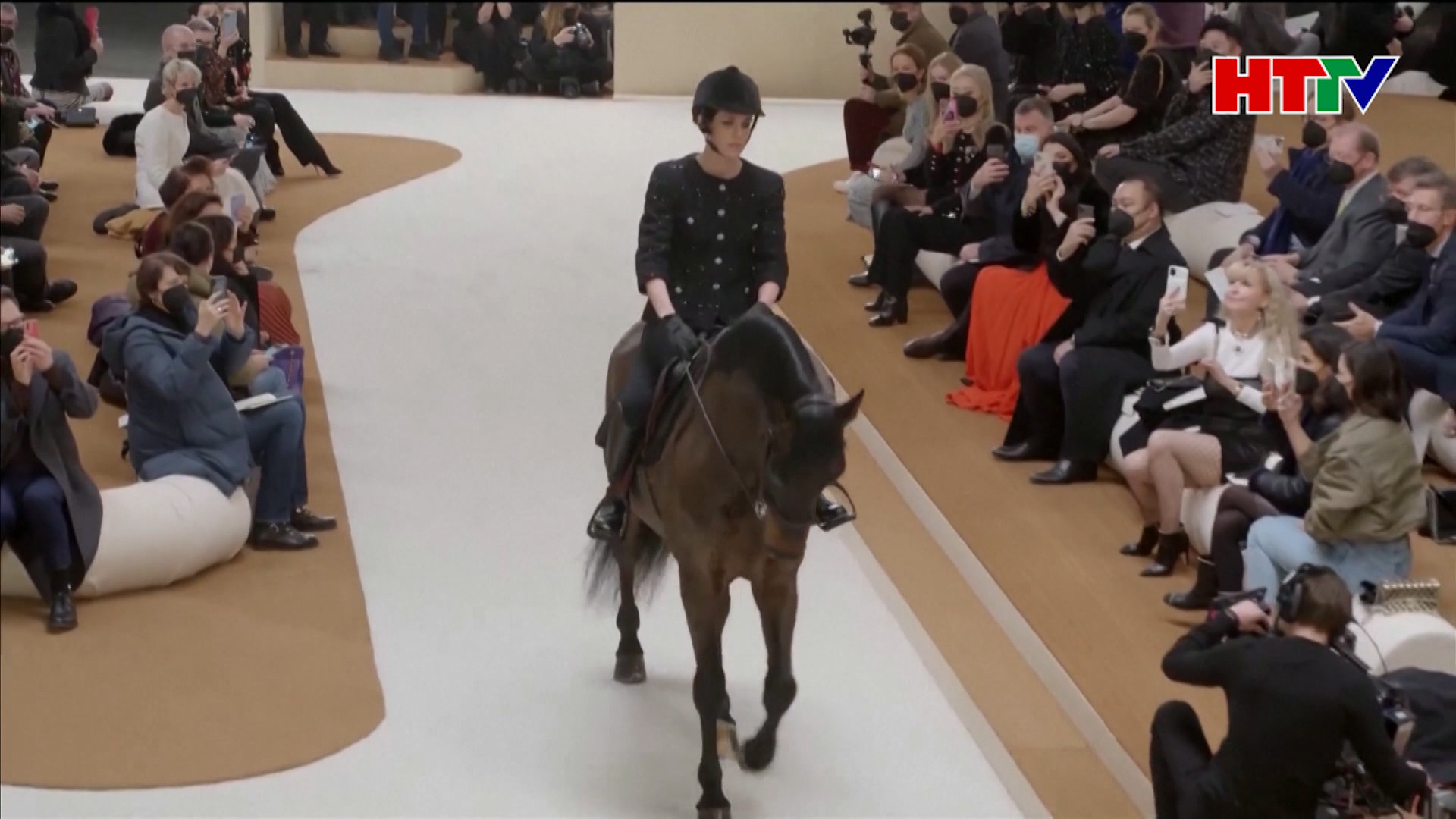 Công chúa xứ Monaco phi ngựa mở màn show Chanel