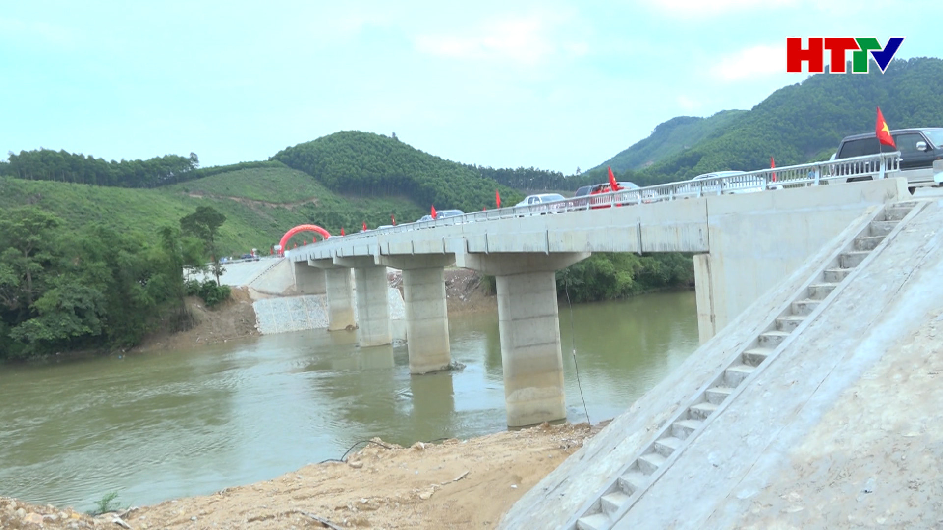 Khánh thành cầu Cửa Rào qua sông Ngàn Trươi