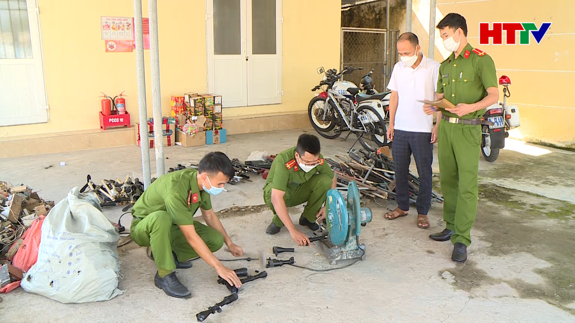 Công an Cẩm Xuyên tiêu hủy hàng trăm loại vũ khí, vật liệu nổ