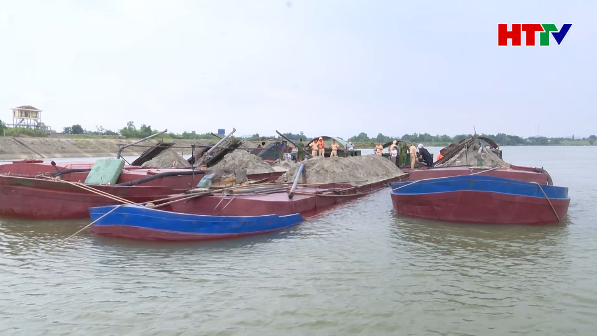 Đức Thọ bắt giữ 5 salan hút cát trái phép trên sông Lam