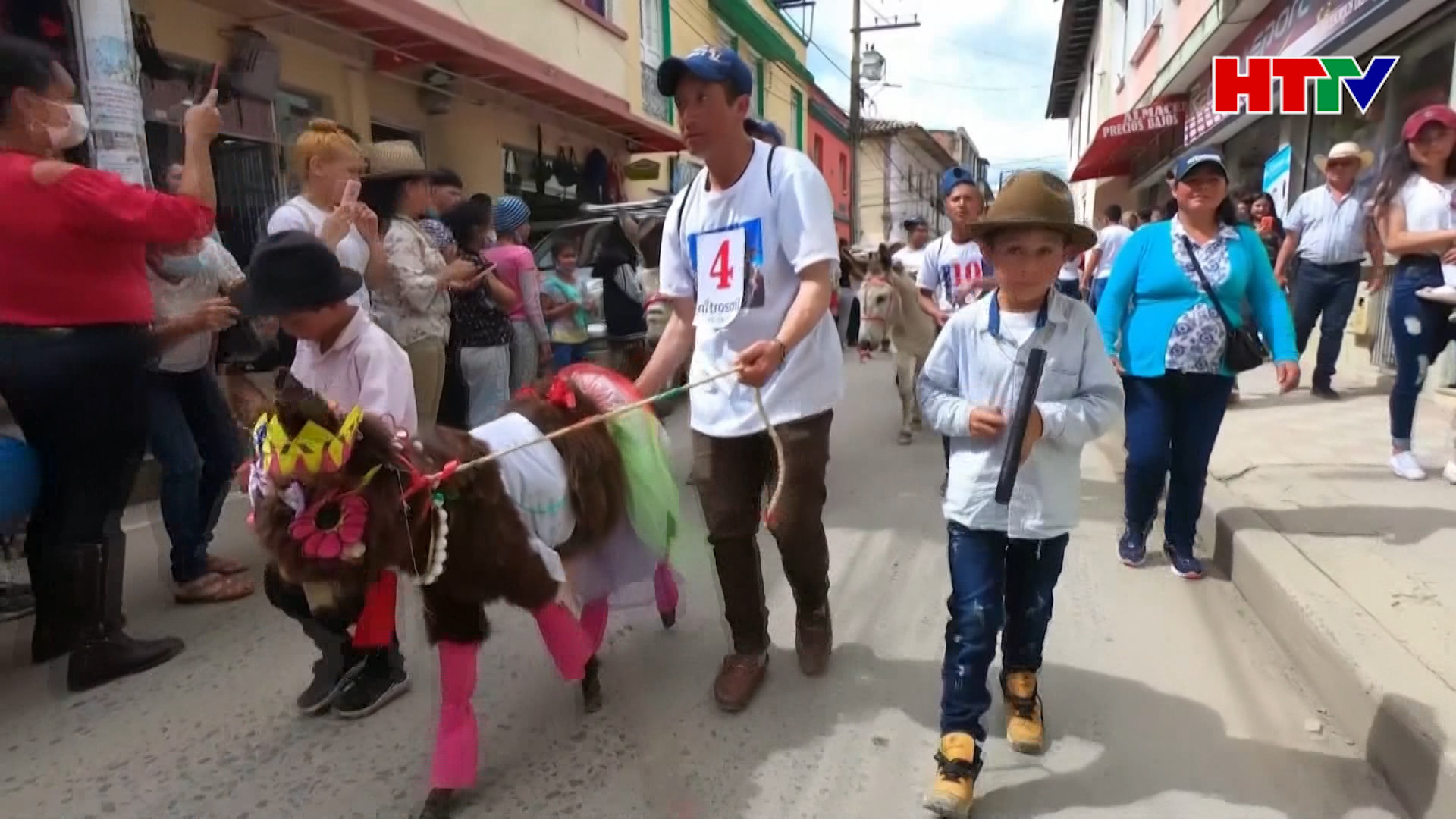 Độc đáo lễ hội hoán đổi ở Colombia