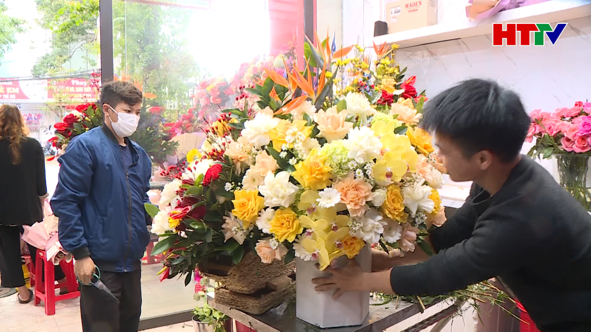 Thị trường hàng hóa đa dạng phục vụ Lễ Tình nhân