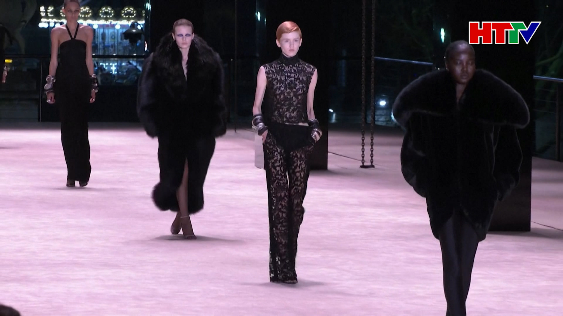 Hãng Yves Saint Laurent mang sàn diễn đến Tháp Eiffel