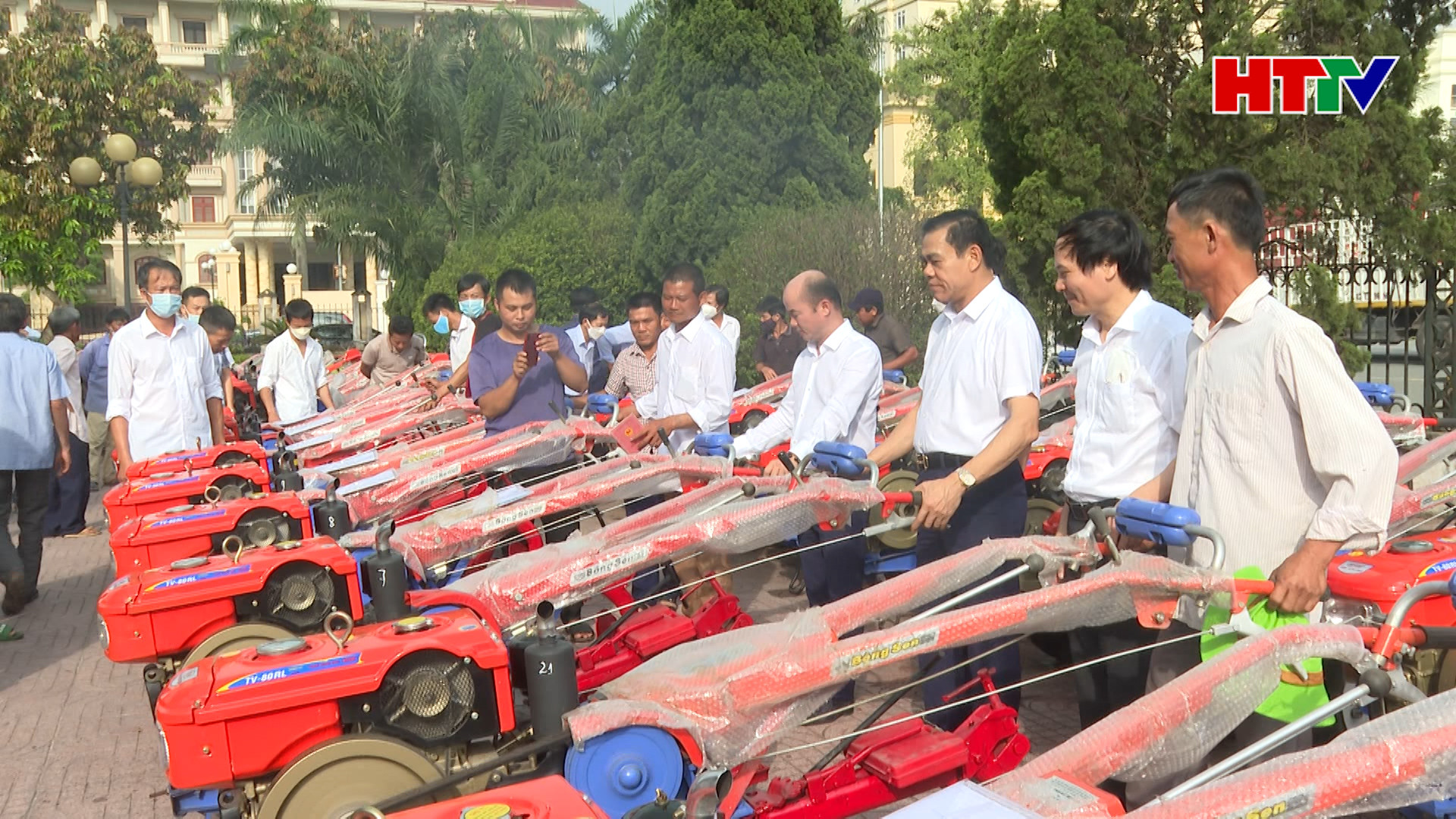 Trao tặng 55 máy kéo cho hộ dân khó khăn
