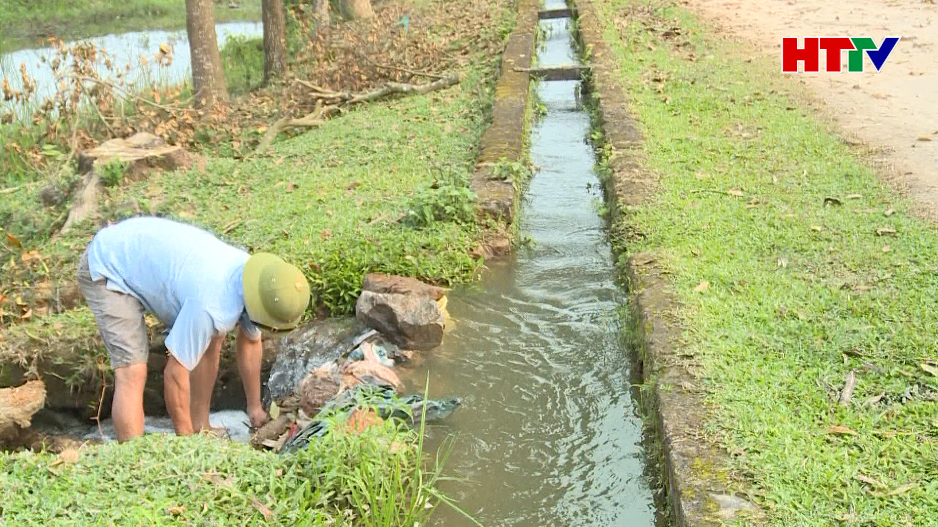 Kênh mương xuống cấp, nông dân Thượng Lộc gặp khó