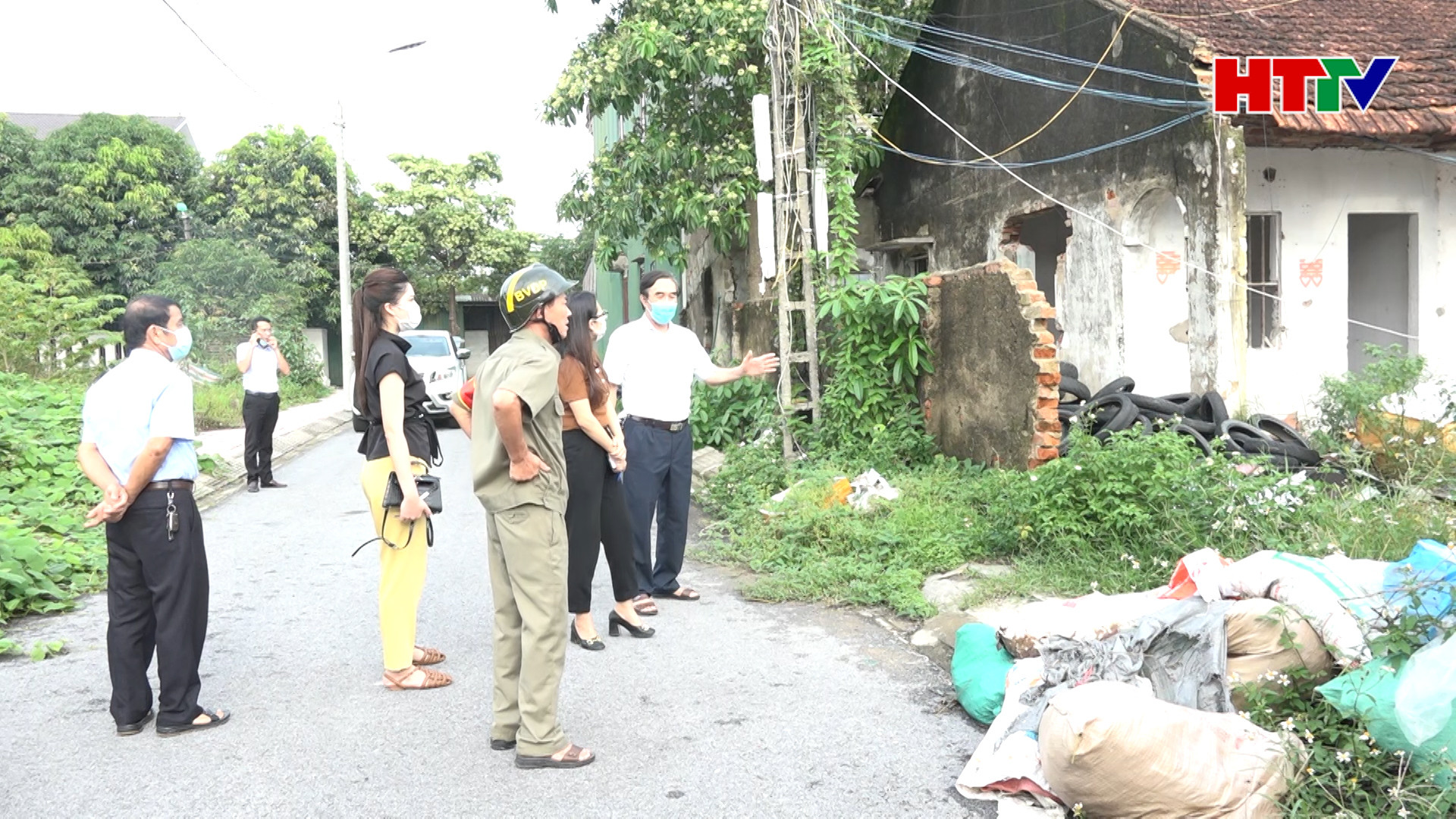Khung cảnh xập xệ giữa lòng thành phố