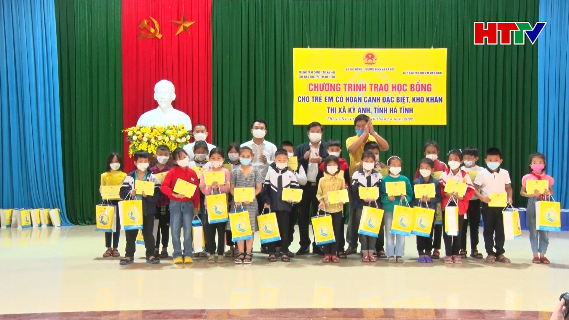 100 suất học bổng tặng học sinh nghèo tại TX Kỳ Anh