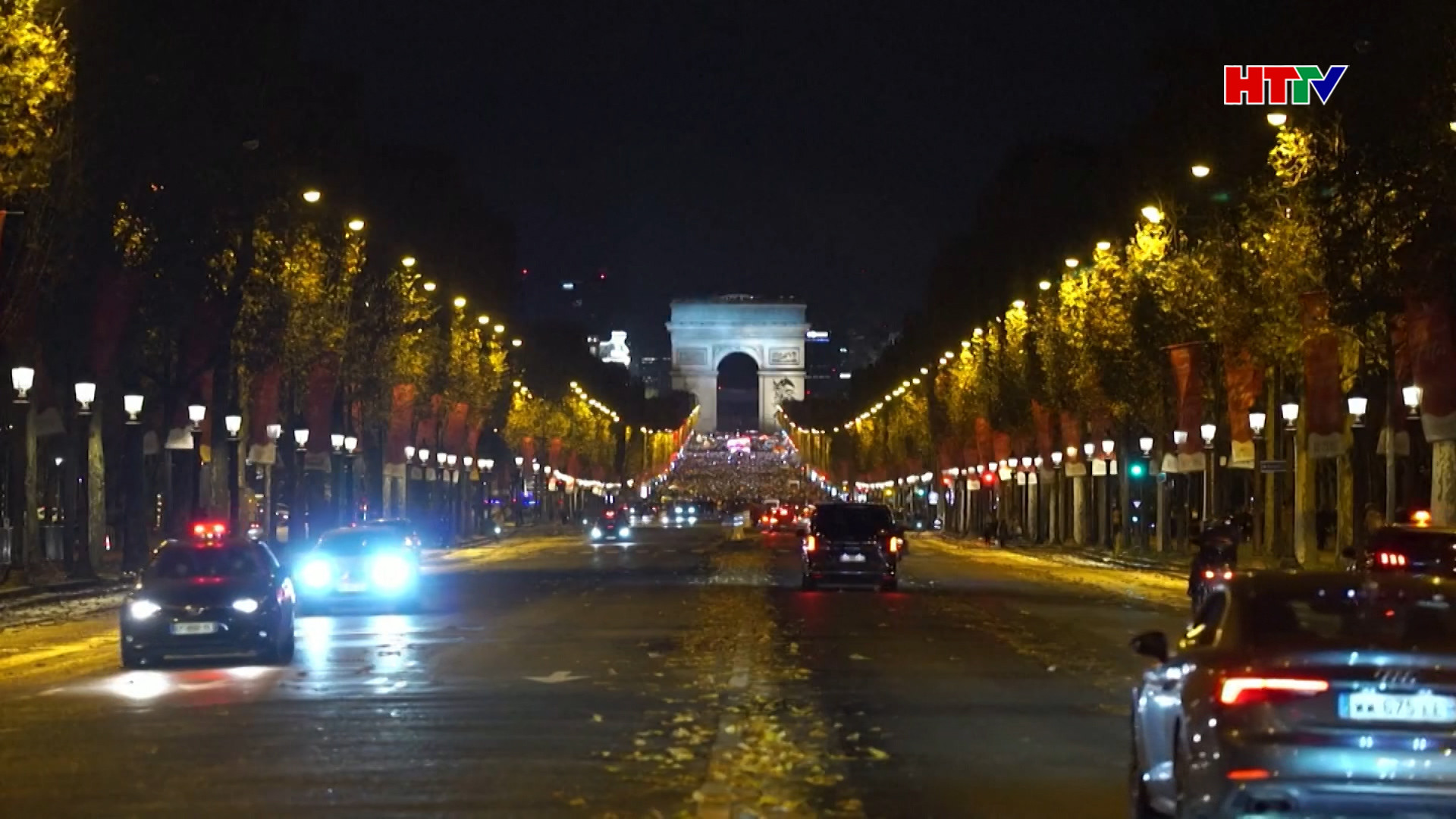 Thắp sáng Đại lộ CHAMPS ÉLYSÉES mừng Giáng sinh