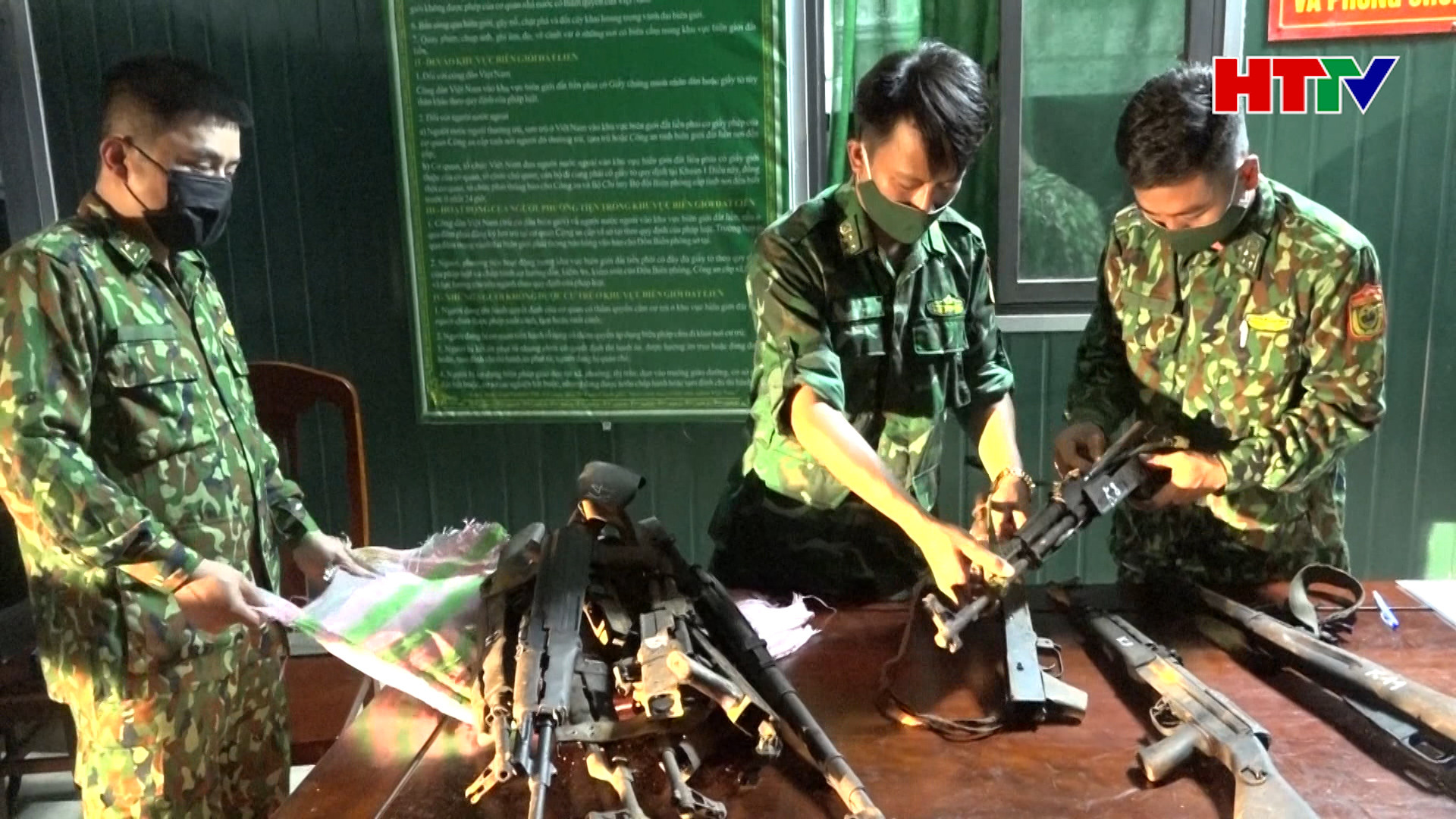 Bộ đội Biên phòng tiếp nhận 11 khẩu súng do người dân giao nộp