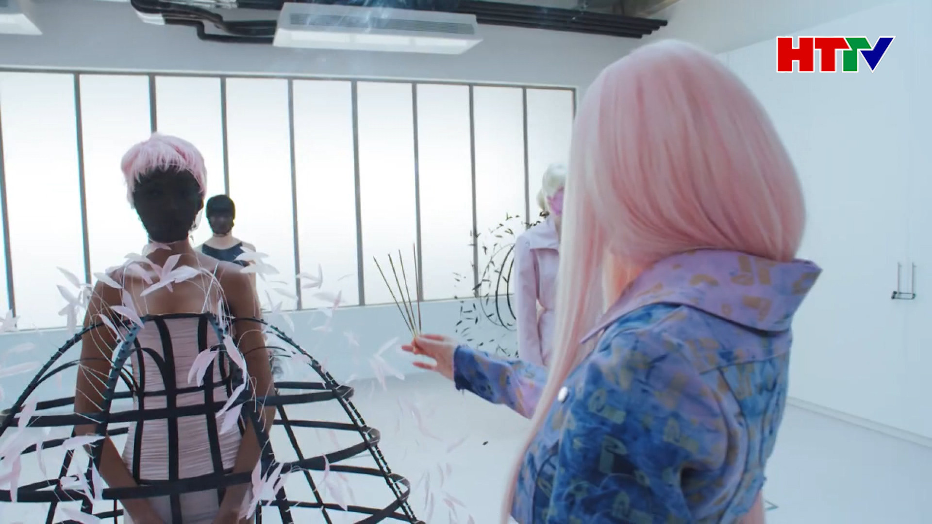 Tuần lễ thời trang nữ Thu - Đông Paris 2022 hướng tới "vũ trụ ảo"