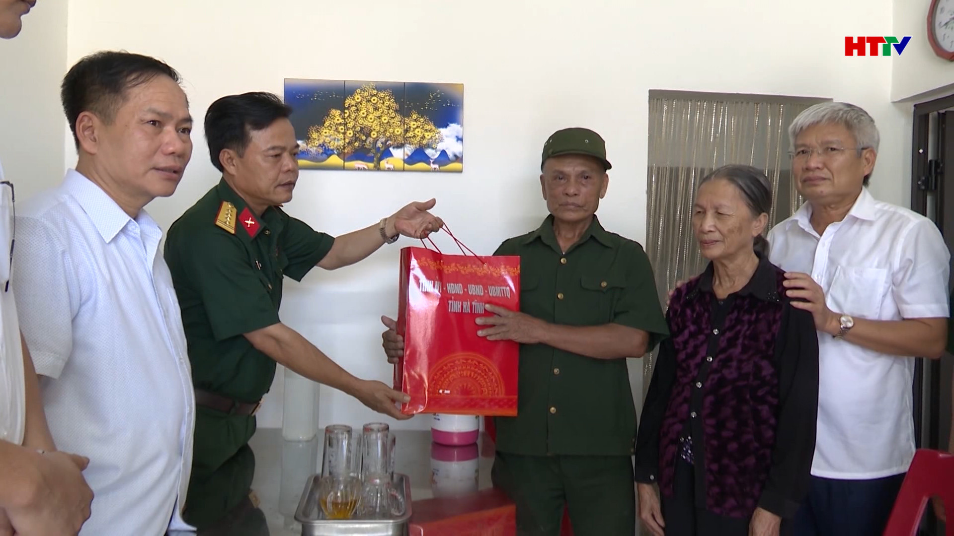 Bộ Chỉ huy Quân sự tỉnh tặng quà ở thị xã Hồng Lĩnh