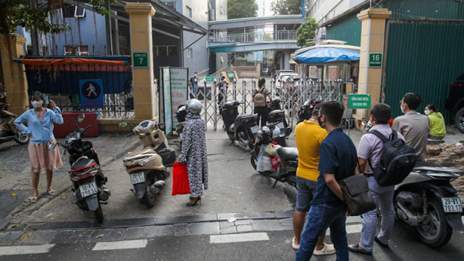 Bệnh viện Việt Đức phong tỏa 1 tòa nhà, lấy mẫu xét nghiệm hơn 1.000 người vì ca COVID-19 mới