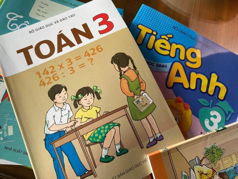 Bộ GD&ĐT yêu cầu giảm giá SGK, không được ép buộc phụ huynh, học sinh mua sách tham khảo