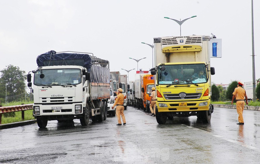 Bộ GTVT ra "tối hậu thư" yêu cầu bãi bỏ quy định gây cản trở lưu thông hàng hóa