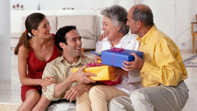 Vì sao ta thường có khuynh hướng ưu tiên bố mẹ ruột hơn bố mẹ vợ, chồng